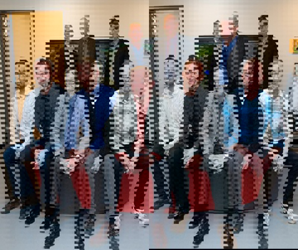 Nu er ikke kun sygehuset på Ærø sikret sin overlevelse. Øen  er fremover også bemandet med syv praktiserende læger, fra  venstre: Nicolaj Frederichsen, Ærøskøbing, Helle Munck, snart  læge i Ærøskøbing, Per Christiansen, Marstal, Helle Kingo Jensen,  Marstal, Kirsten Graham, Bregninge, Bernhard Winkler, Marstal  og Bregninge og Henrik Kromann, Marstal.