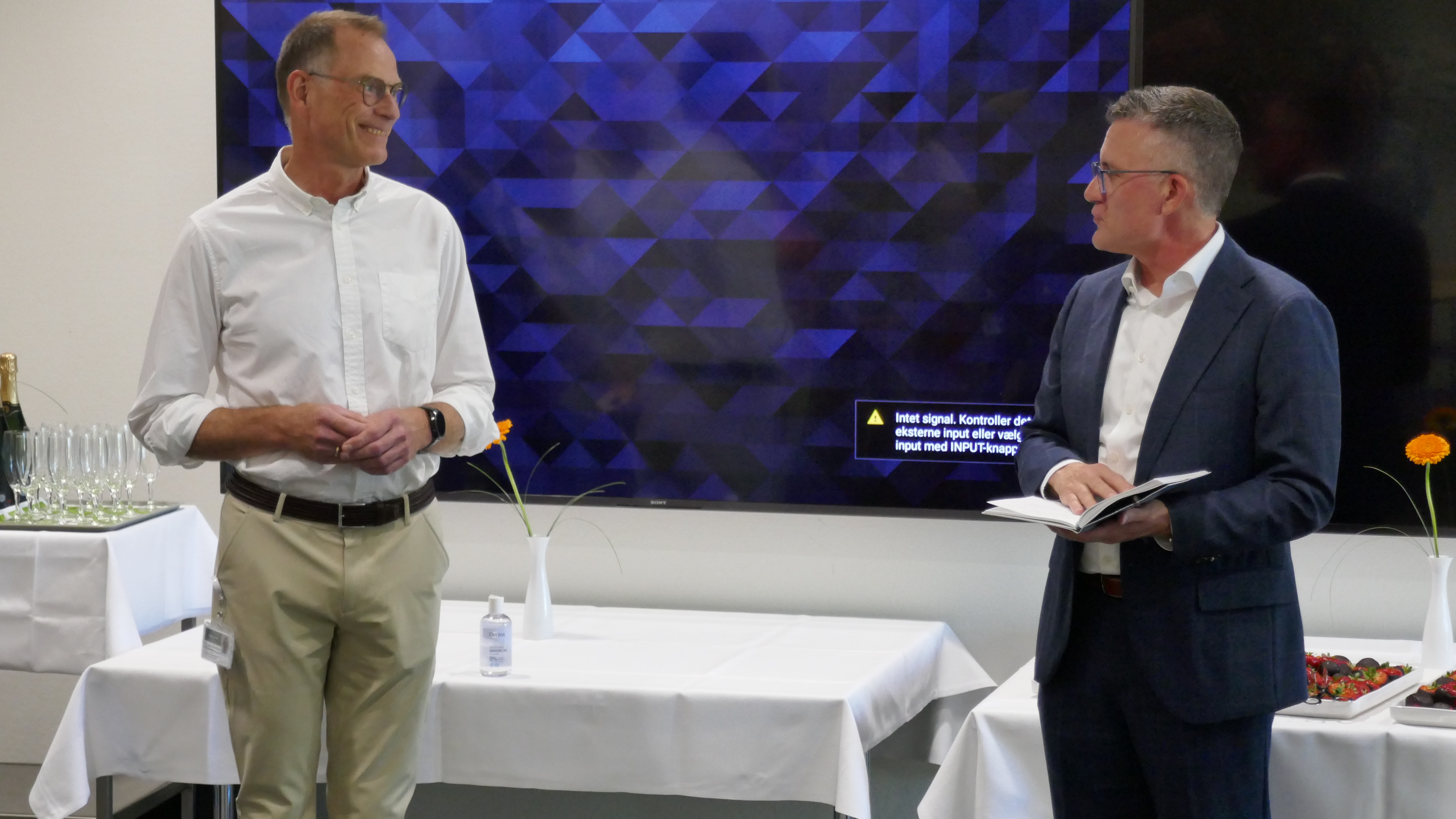 Billede fra underskrift af aftalen mellem Region Syddanmark og Roche Diagnostics.