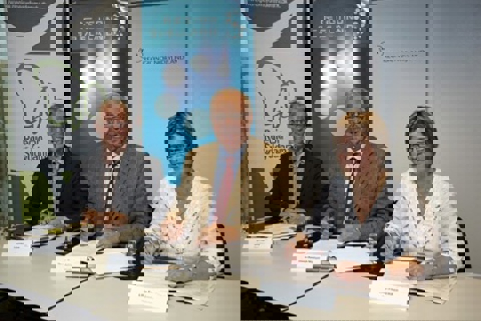 Det var tre tilfredse regionsrådsformænd, der mødtes for at underskrive aftalen på Hotel Adina i København. Foto: Bo Nymann