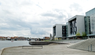 Alsion Sønderborg Alsion er Sønderjyllands viden- og kulturcenter. Byggeriet er et flot vartegn og en af mange spændende kulturoplevelser i Sønderborg. Foto: Jørgen Diswal
