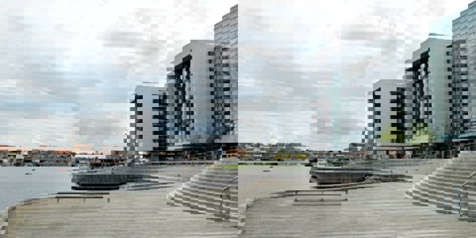Alsion Sønderborg Alsion er Sønderjyllands viden- og kulturcenter. Byggeriet er et flot vartegn og en af mange spændende kulturoplevelser i Sønderborg. Foto: Jørgen Diswal