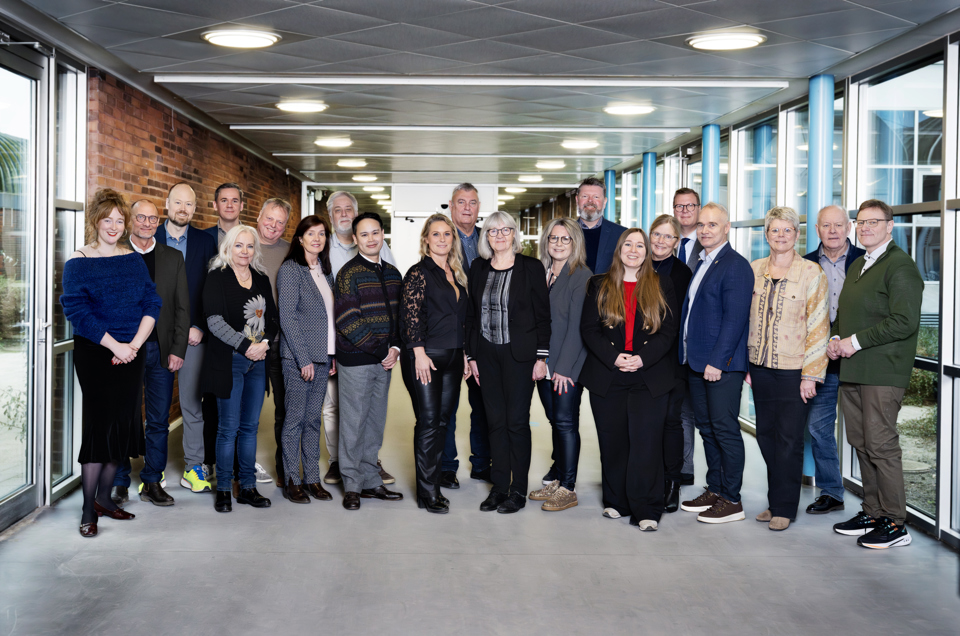 På gruppebilledet står sundhedsrådsformand Annette Blynel (SF) i midten til højre med næstformand Anja Lund (V) på sin venstre side. Foto: Maria Tuxen Hedegaard.