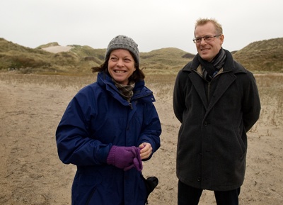 Carl Holst (V) viser præsidenten for Danmarks Naturfredningsforening, Ella Maria Bisschop-Larsen, rundt i Kærgård Plantage. Foto: Jørgen Diswal.