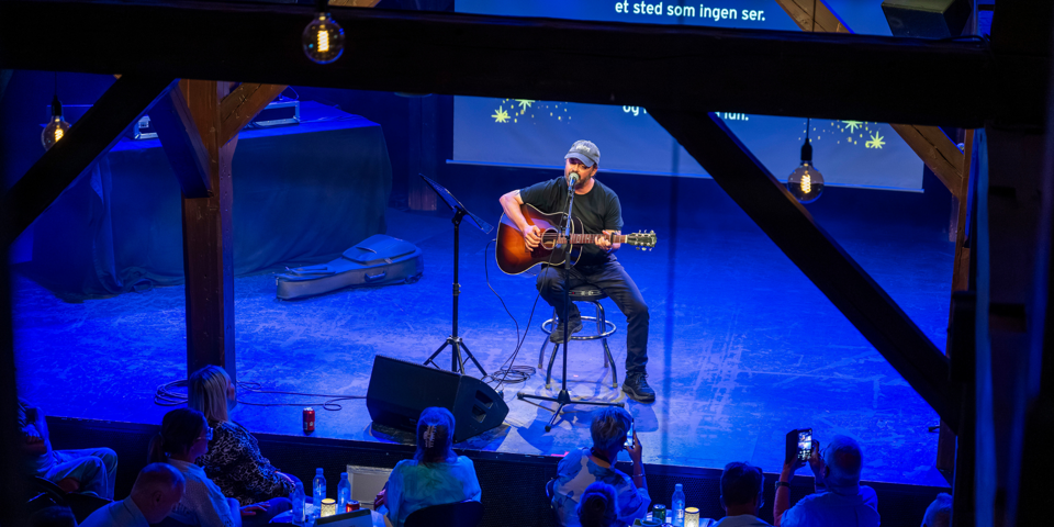 Henrik Sange synger for