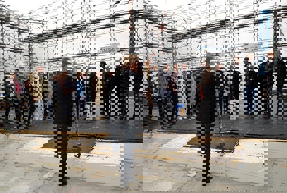 Carl Holst står på taget - indvielse af dagkirurgisk center Der skal bl.a. bygges en ekstra etage på dagkirurgisk center,  for at afdelingen kan være rustet til de aktiviteter og udvidelser,  fremtiden byder på.