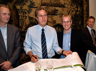 Blandt underskriverne på uddannelsesaftalen er afdelingschef i Undervisningsministeriet, Søren Hansen, her flankeret af rektor ved Erhvervsakademiet Lillebælt, Jens Mejer Pedersen, på sin venstre side og regionsrådsformand Carl Holst (V) til højre. (Foto: Jørgen Diswal)