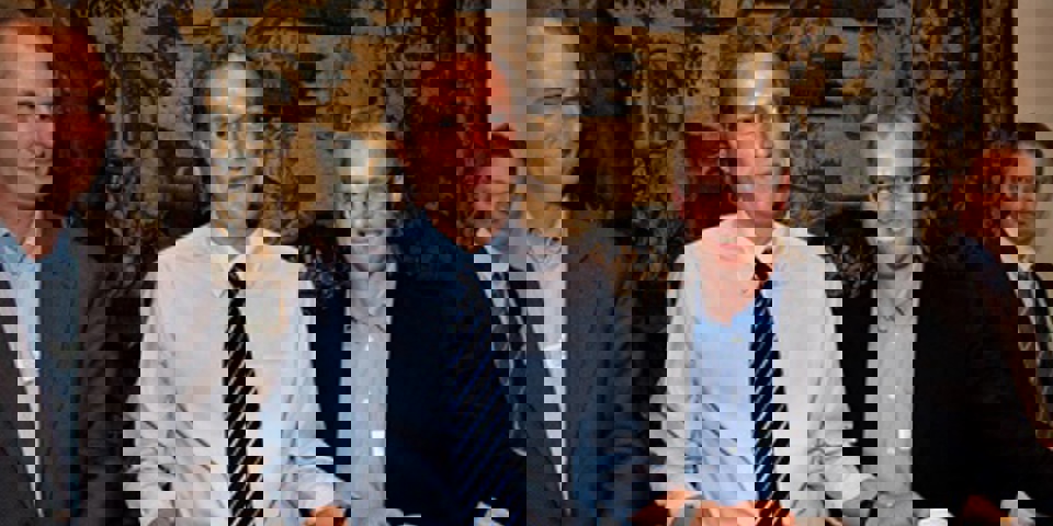 Blandt underskriverne på uddannelsesaftalen er afdelingschef i Undervisningsministeriet, Søren Hansen, her flankeret af rektor ved Erhvervsakademiet Lillebælt, Jens Mejer Pedersen, på sin venstre side og regionsrådsformand Carl Holst (V) til højre. (Foto: Jørgen Diswal)