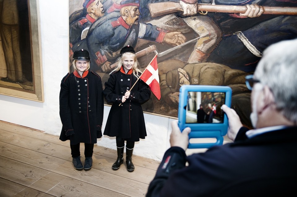 Region Syddanmarks regionsrådsmedlem Jens Møller (V) tager et billede af børnebørnene.