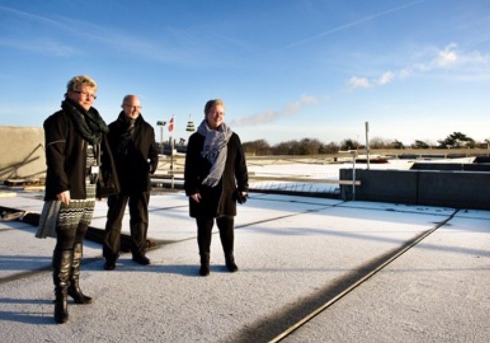 Medarbejderne Linette Finne, Niels Andersen og Jannie Holst  en tur på p-dækket.  