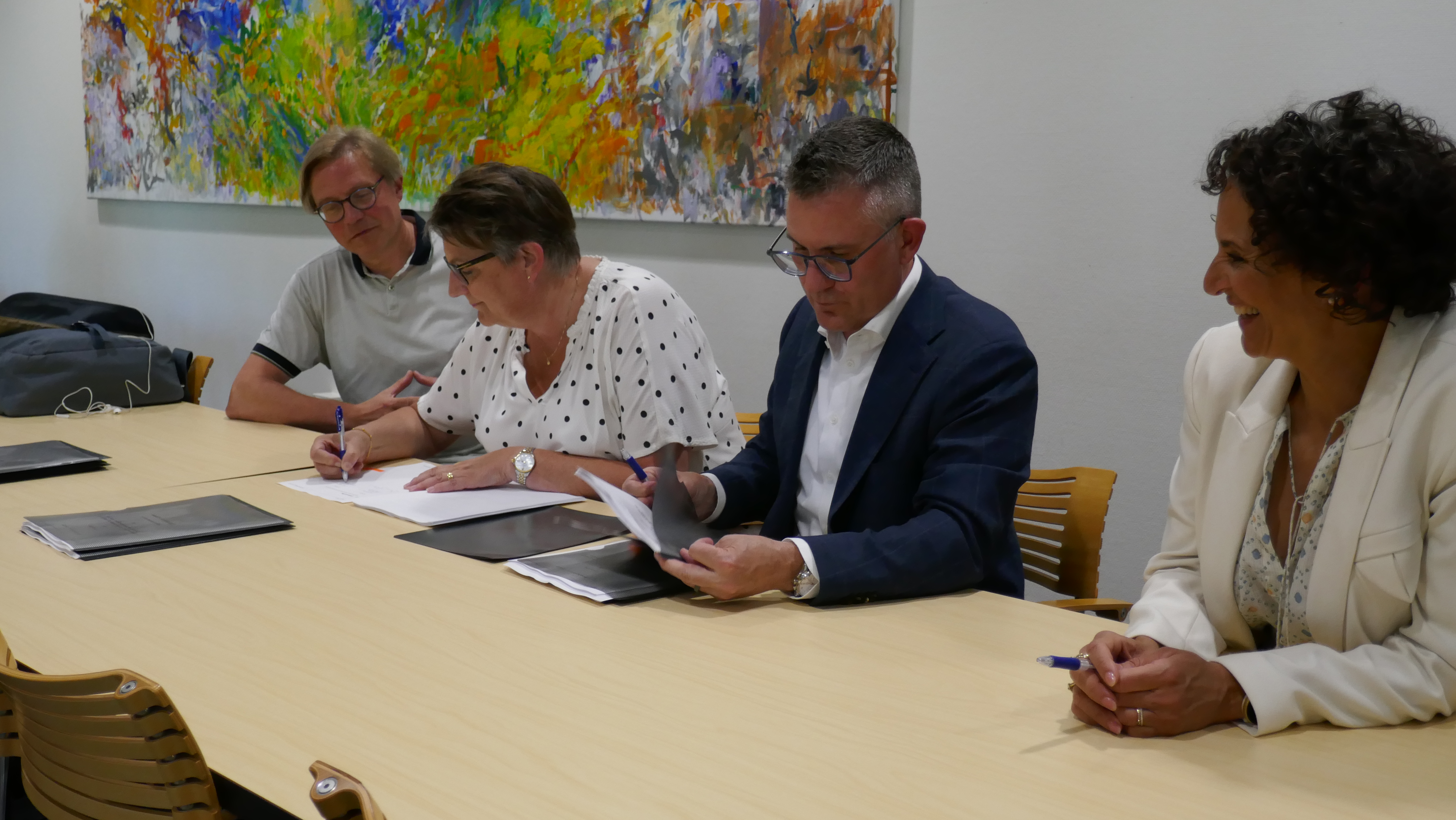 Billede fra underskrift af aftalen mellem Region Syddanmark og Roche Diagnostics.