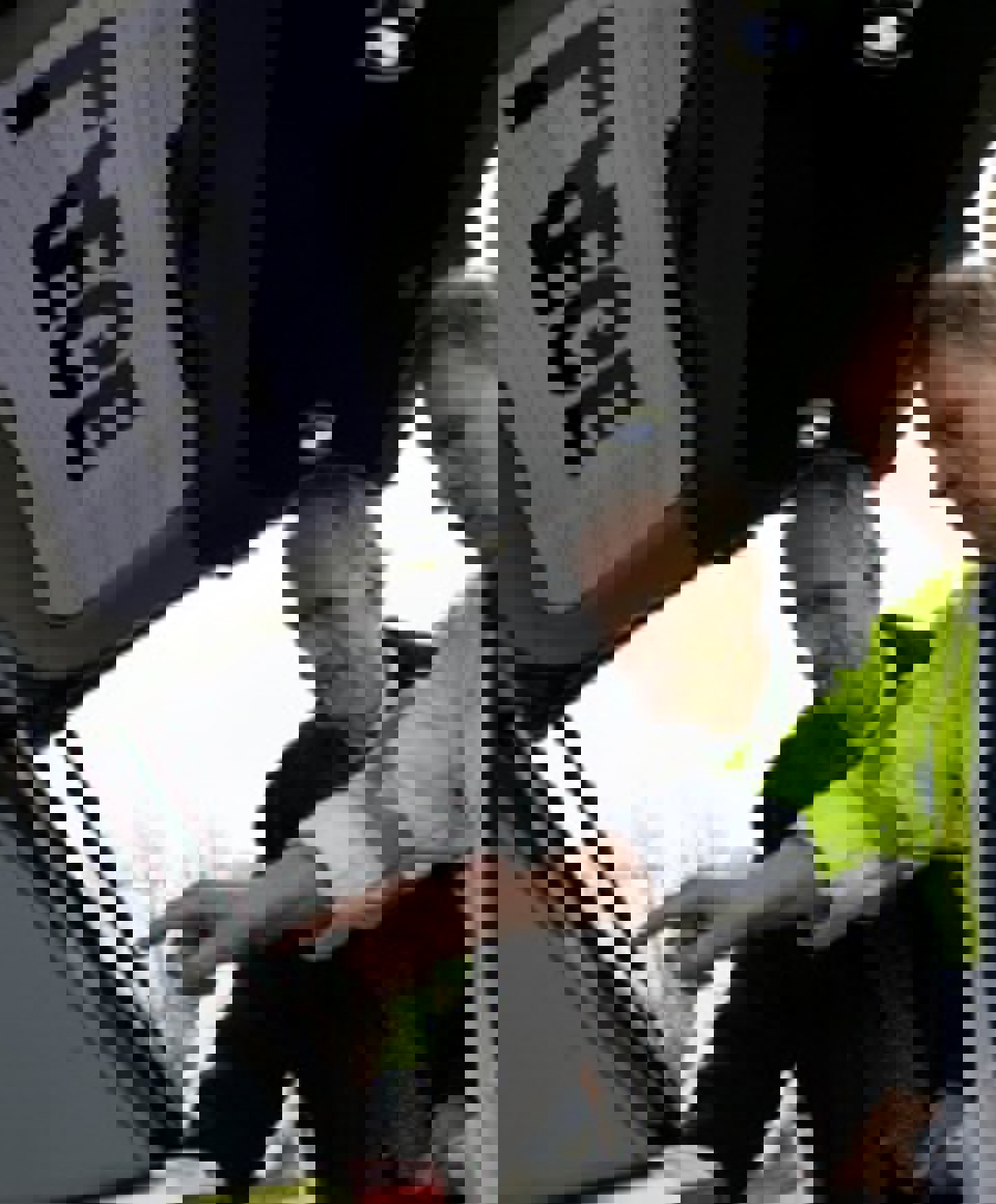 Sundhedsminister Bertel Haarder  sammen med paramediciner Torsten  Lang-Jensen. 