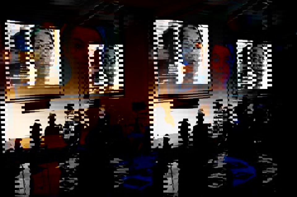 Anæstesiologisk-Intensivafdeling V fra OUH var nomineret til balanceprisen 2010. Her ses Dorthe Pihl i afdelingens nominations-video. Alle nominerede blev præsenteret på video, hvor de fortalte om deres initiativ for at skabe balance mellem privat- og arbejdsliv. Her fortæller Dorthe Pihl om effekten af at udvise omsorg for medarbejderne på intensivafdeling V.