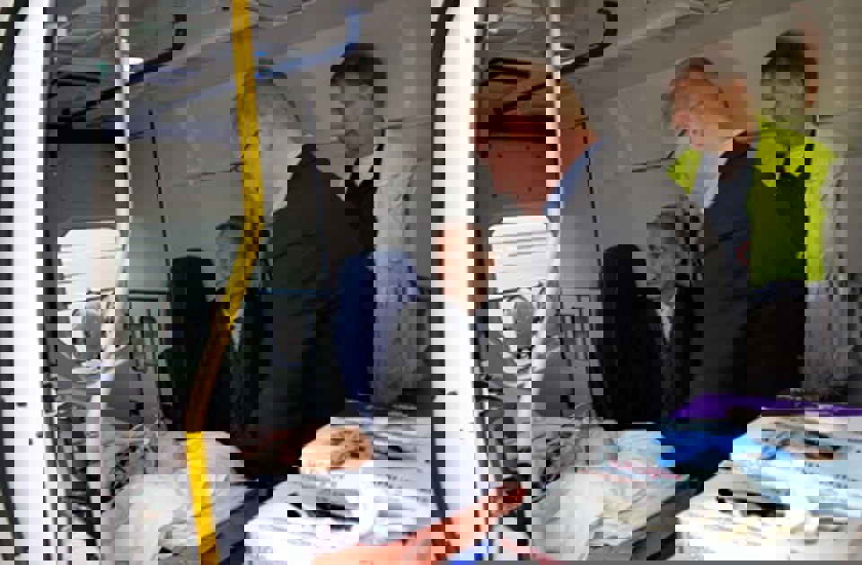 På rasteplads Lillebælt Syd hoppede sundhedsministeren og  regionsrådsformanden over i en ventende ambulance. Under turen  til Odense Universitetshospital fortalte præhospital leder Torsten  Lang-Jensen om akutbiler, lægebiler og ambulancer og deres udstyr. 