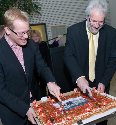 Kagen skæres for af Bjarne Normark og Carl Holst til Sydvestjysk Sygehus' 100 års fødselsdag. Kagen skæres for af regionsrådsformand Carl Holst (V) og adm. sygehusdirektør Bjarne Normark. Anledningen er Sydvestjysk Sygehus' 100 års fødselsdag. Fotos: Jørgen Diswal