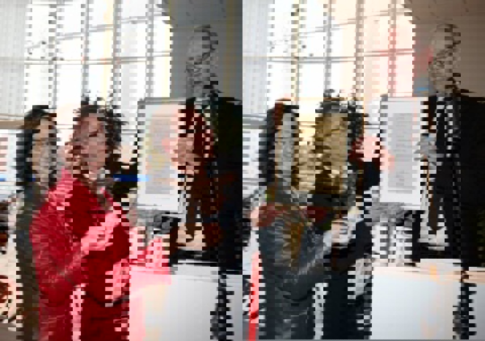 Endnu en diplomoverrækkelse for at være de bedste!  Fra venstre: Sygeplejefaglig direktør Helle Adolfsen, Administrerende sygehusdirektør Niels Nørgaard Pedersen, Chefredaktør, Dagens Medicin, Kristian Lund. (Foto: Søren Hauge Carlsen)