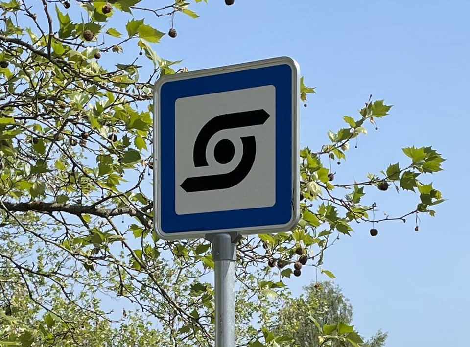 For at markere et knudepunkt benyttes ofte knudepunktsskiltet. Skiltet angiver ’mulighed for at skifte mellem flere transportformer’ (kilde: Servicetavle M18 Knudepunkt, retsinformation.dk) 