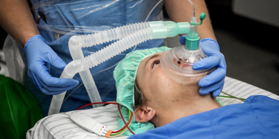 Patient der skal opereres, får bedøvelse med maske.