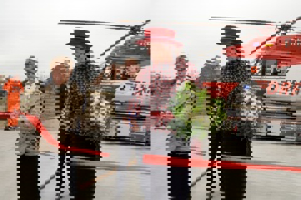 HKH Prinsesse Benedikte klipper snoren sammen  med Nicole Steiger, bestyrelsesformand for DRFs  Stiftelse. Regionsrådsformand Carl Holst ser at alt går rigtigt til.