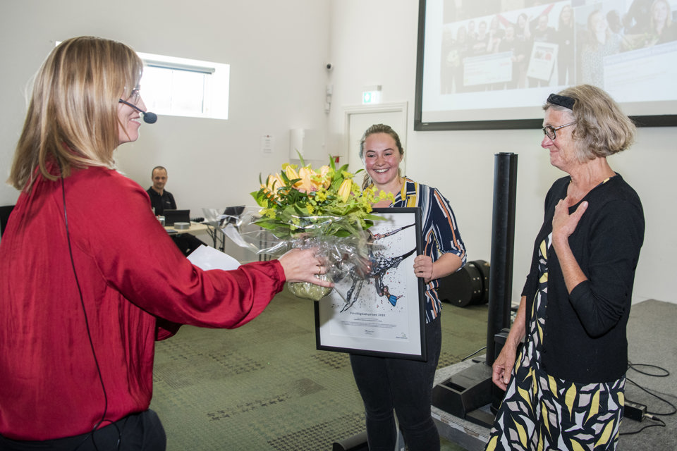 Overrækkelse af hovedpræmien til studerende Elisabeth Panduro Holst fra musikkonservatoriet i Esbjerg og sygeplejerske Inger Johanne Overgaard fra Sydvestjysk Sygehus.