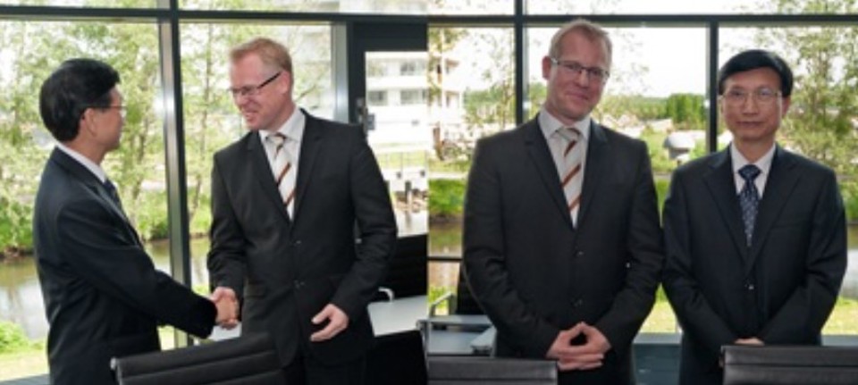 Regionsrådsformand Carl Holst hilser på Zhong Yangsheng, Vice Chairman of the Standing Committee of People’s Congress of Guangdong. Foto: Jørgen Diswal.