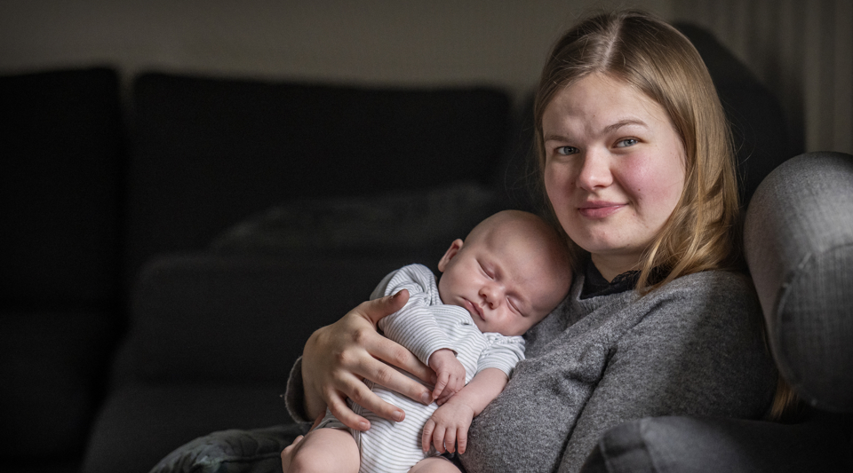 Inga Kalk Jespersen med nyfødt baby i armene