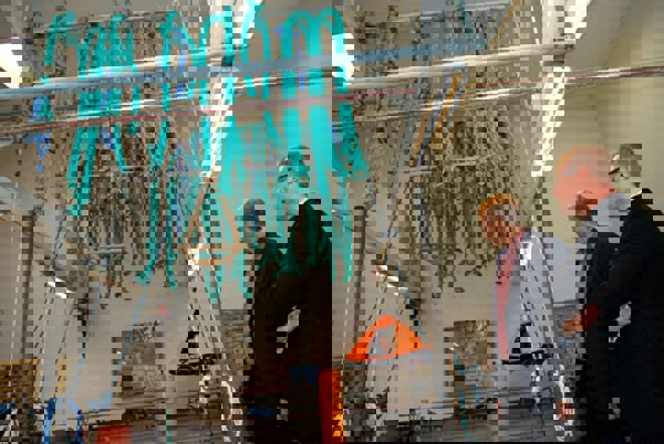 På de skibsintroducerende aktiviteter skal eleverne skabe tovværk helt fra bunden. Lektor Stig Bo Caspersen viser de flotte resultater frem. På de skibsintroducerende aktiviteter skal eleverne skabe  tovværk helt fra bunden. Lektor Stig Bo Caspersen viser de  flotte resultater frem.