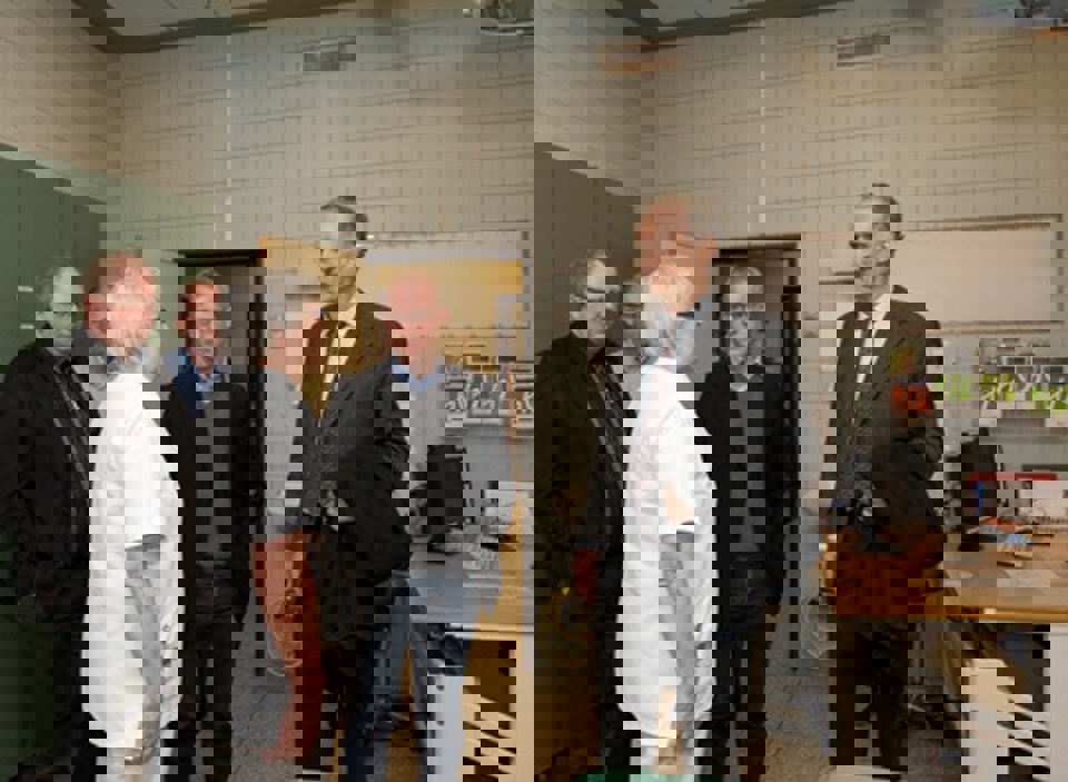 Rundvisning på Skadeklinikken på sygehuset i Haderslev. Her ses  sundhedsminister Bertel Haarder, yderst til højre, regionsråds- formand Carl Holst i midten og formand for det præhospitale udvalg  Thyge Nielsen (V) til venstre. 