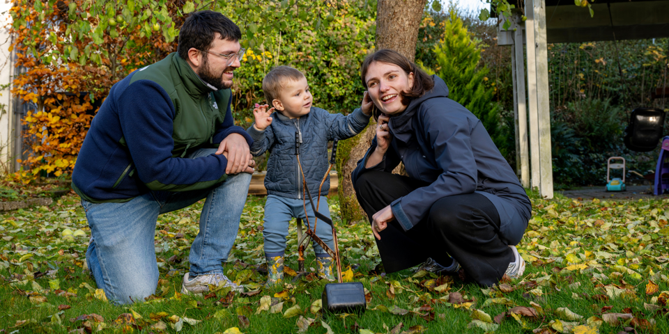Drengen Jens er i haven med sin far og mor