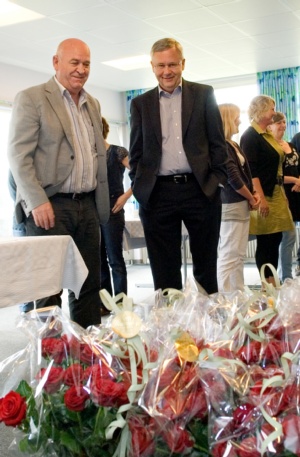 LO-konsulent Willy Stig (t.v.) og socialdirektør i Region Syddanmark, Anders Møller Jensen, beundrede det store rosen-hav, der strømmede ind til Strandvænget.