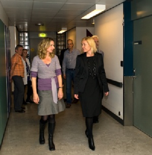 Carina Christensen på besøg på SVS Margrethe Langer Bro, initiativtager til LiveMusicNow, fortalte  kulturminister Carina Christensen om projekt LiveMusicNow. Fotos: Jørgen Diswal