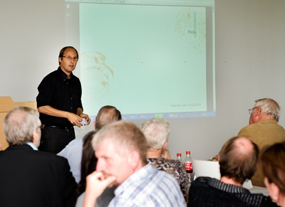 Carsten Rasmussen fra Freja Ejendomme kunne se mange  anvendelsesmuligheder. - Faktisk kan jeg ikke se noget, der ikke  vil kunne lade sig gøre. Sygehuset ligger tæt på by, vand og motorvej.   Freja Ejendomme har med tiden købt mange statsejendomme;  politistationer, domhuse m.m. og de står for at fylde bygningerne  op igen. I øvrigt er det Freja Ejendomme, der har solgt grunden  ved Campus i Odense til Region Syddanmark. En grund, der skal  bruges til det nye OUH. 