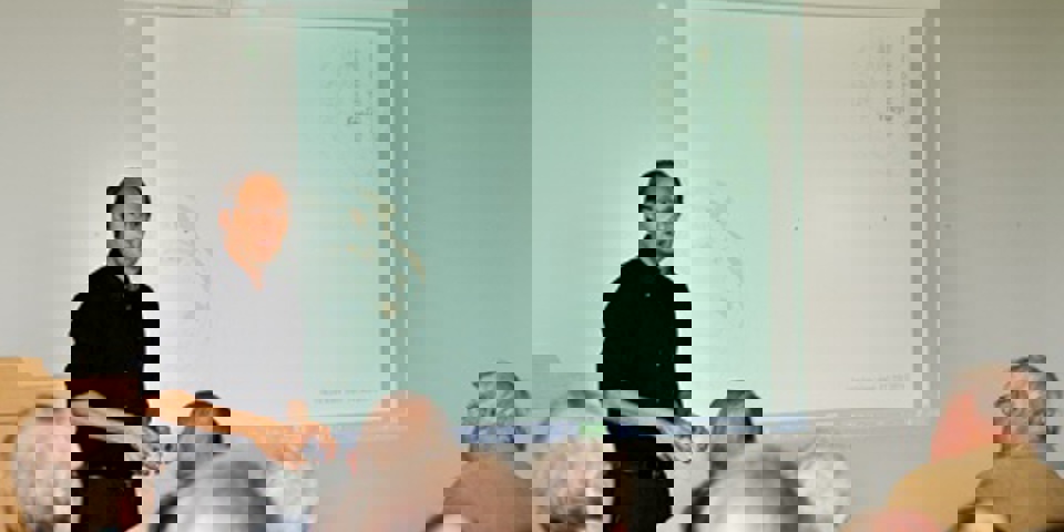 Carsten Rasmussen fra Freja Ejendomme kunne se mange  anvendelsesmuligheder. - Faktisk kan jeg ikke se noget, der ikke  vil kunne lade sig gøre. Sygehuset ligger tæt på by, vand og motorvej.   Freja Ejendomme har med tiden købt mange statsejendomme;  politistationer, domhuse m.m. og de står for at fylde bygningerne  op igen. I øvrigt er det Freja Ejendomme, der har solgt grunden  ved Campus i Odense til Region Syddanmark. En grund, der skal  bruges til det nye OUH.