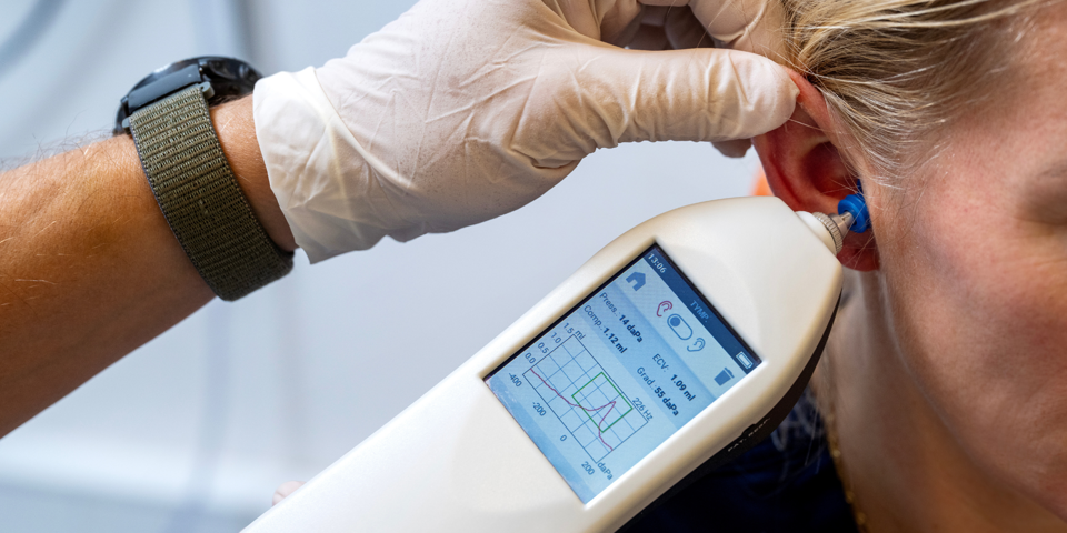 Nærbillede af et lille måleapparat, der tjekker øret