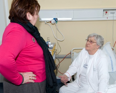 Irene Andersen fra Varde fik besøg på sengekanten af Dansk  Røde Kors’ Præsident Susanne Larsen.
