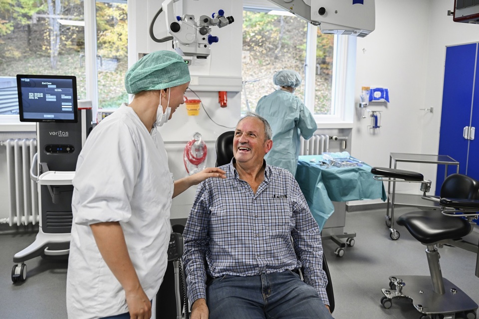 Sygeplejerske taler med patient inden øjenoperation