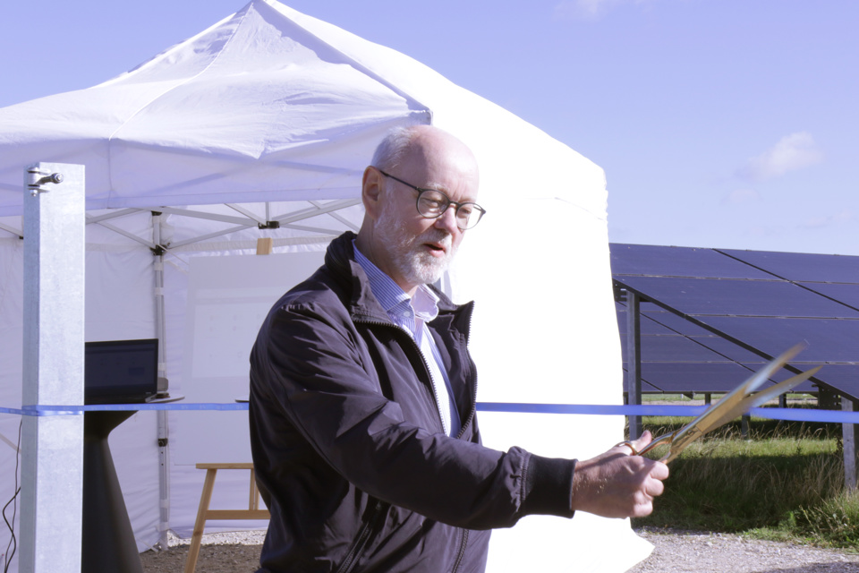 Karsten Uno Petersen klippede den blå snor ved dagens solcelleindvielse