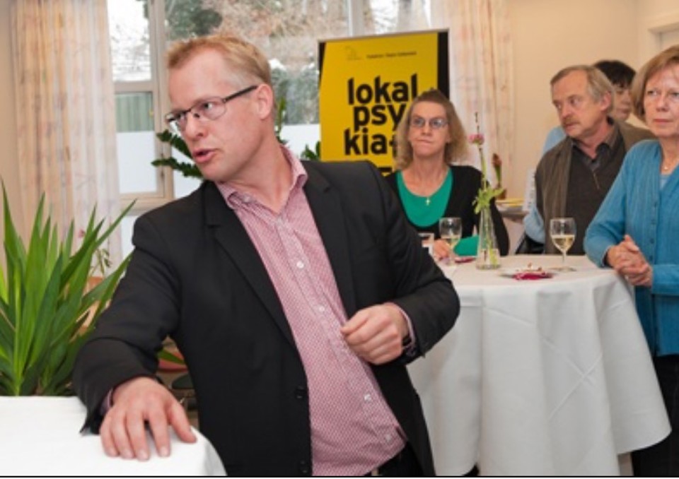 - Psykiatriplanen består af mange elementer, som alle skal medvirke til at give psykisk syge bedre betingelser. Indførelsen af lokalpsykiatri er et af dem, sagde Carl Holst (V).