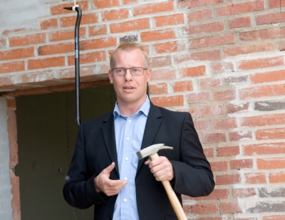 Et rejsegilde er håndværkernes fest, og dem glemte regionsrådsformand, Carl Holst (V), ikke et øjeblik i sin tale. Han takkede også Vejle Amt for at være primus motor til til- og ombygningen af Æblehaven, så beboerne kan få tidssvarende boliger. Foto: Jørgen Diswal