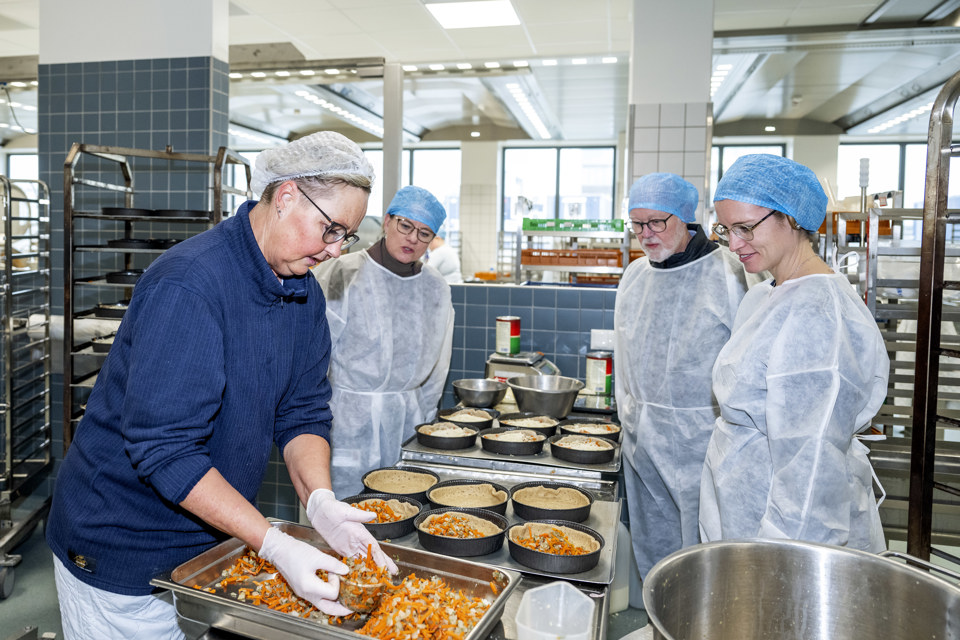 Ernæringsassistent laver tærter