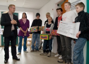 Carl Holst takker giverne Det er simpelt hen så flot, at I gør noget for  andre børn, der befinder sig i et stort sort hul,  og som har brug for hjælp, sagde regionsråds- formand Carl Holst. Foto: Jørgen Diswal