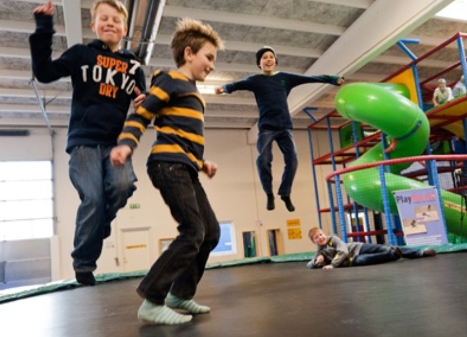 Niårige Joshua Kjær Young (liggende) testede i sidste uge den nye interaktive trampolin sammen med sine kammerater. Foto: Jørgen Diswal