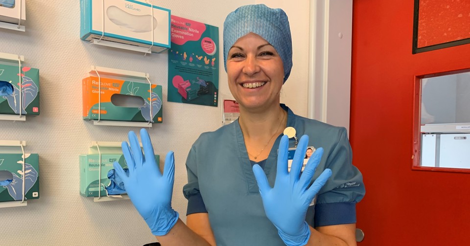 Oversygeplejerske Stine Vium Fristed viser ReGlove-handskerne frem