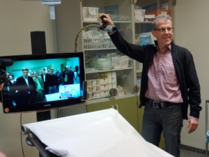 Fremvisning af videokonferenceudstyr Tommy Norlav fra Audio Visuelt Centrum A/S i  Horsens, som har stået for installationen af  videokonference-udstyret.