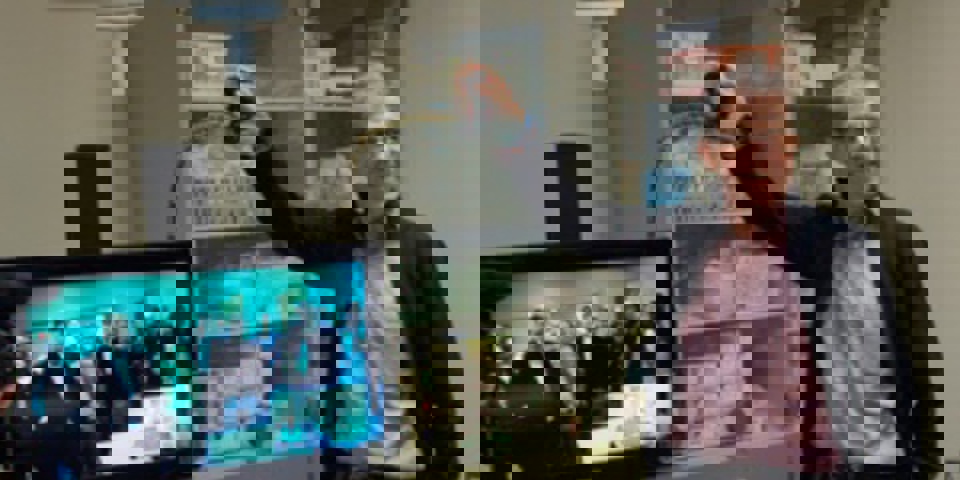 Fremvisning af videokonferenceudstyr Tommy Norlav fra Audio Visuelt Centrum A/S i  Horsens, som har stået for installationen af  videokonference-udstyret.