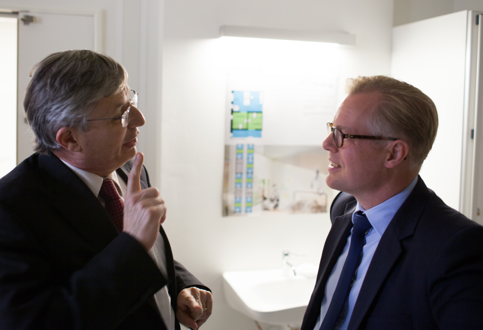 EU-kommissær Tonio Borg og regionsrådsformand Carl Holst får sig en snak om Region Syddanmarks indsats inden for sundheds- og velfærdsinnovation