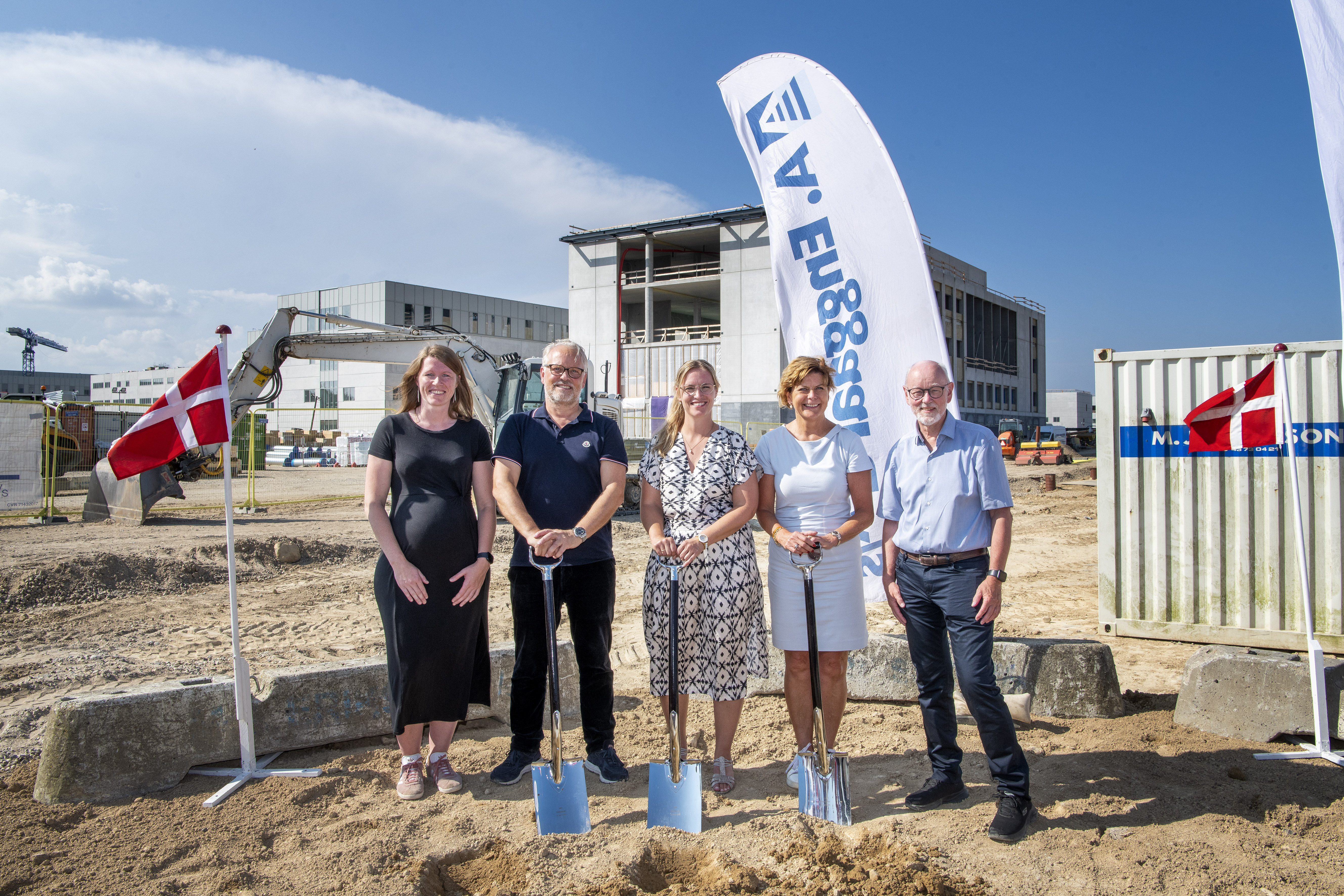 Foto af Maria Tuxen Hedegaard: Formand for Region Syddanmarks psykiatri- og socialudvalg Mette Bossen Linnet, Afdelingschef i entreprenørvirksomheden A. Enggaard Jens Skinnebach, Regionsrådsformand Stephanie Lose, Ejendomsdirektør i Velliv Solveig Rannje og Formand for Region Syddanmarks udvalg for Byggeri, Indkøb og Grøn Omstilling Karsten Uno Petersen