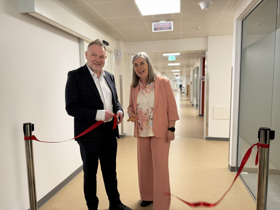 Bo Libergren og Mette With Hagensen klipper snoren til et stort nyrenoveret ambulatorieområde på Esbjerg Sygehus.
