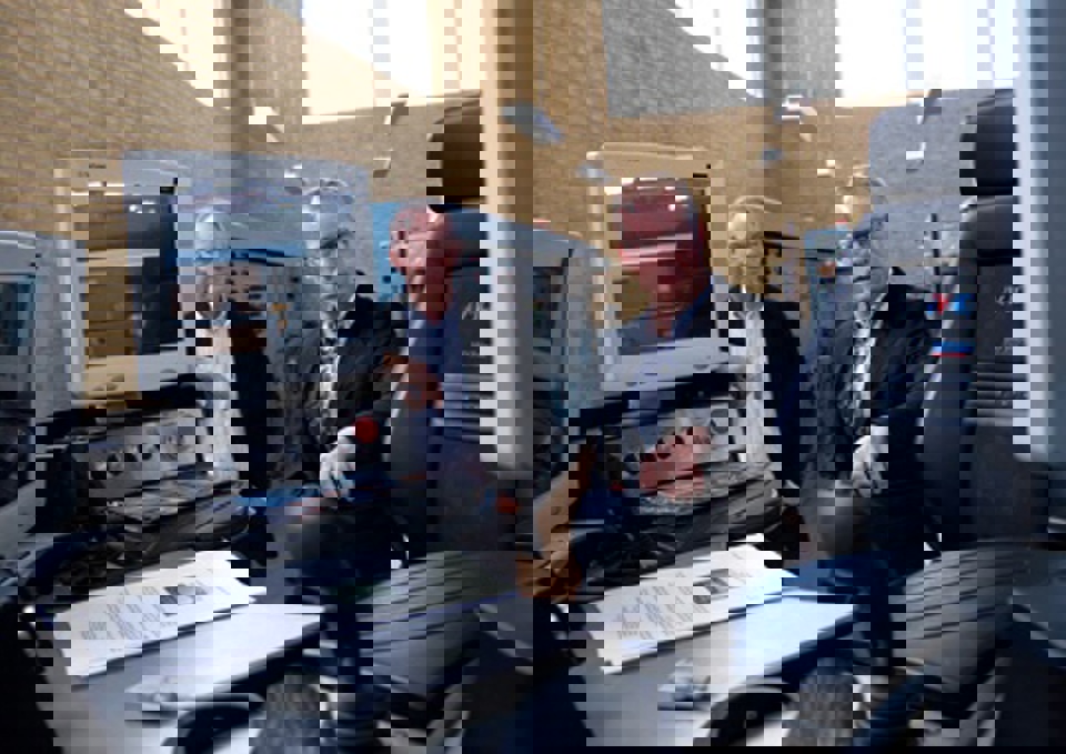 Carl Holst kigger på skibssimulatoren sammen med direktør Torben Jessen. Carl Holst kigger på skibssimulatoren sammen med direktør  Torben Jessen.