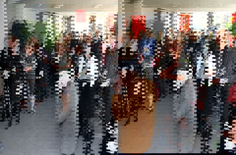 Mange fremmødte til indvielsen af Trindvold - blandt gæsterne var beboere, pårørende, medarbejdere, politikere og samarbejds- partnere.