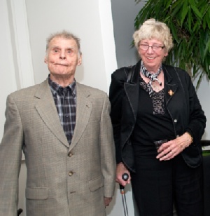 Hanna-Lise Hestbech-Rasmussen er medlem af  pårørenderådet på Trindvold. Her ses hun sammen  med sin afdøde mands bror Erik, der er 76 år og  bor på Trindvold. 